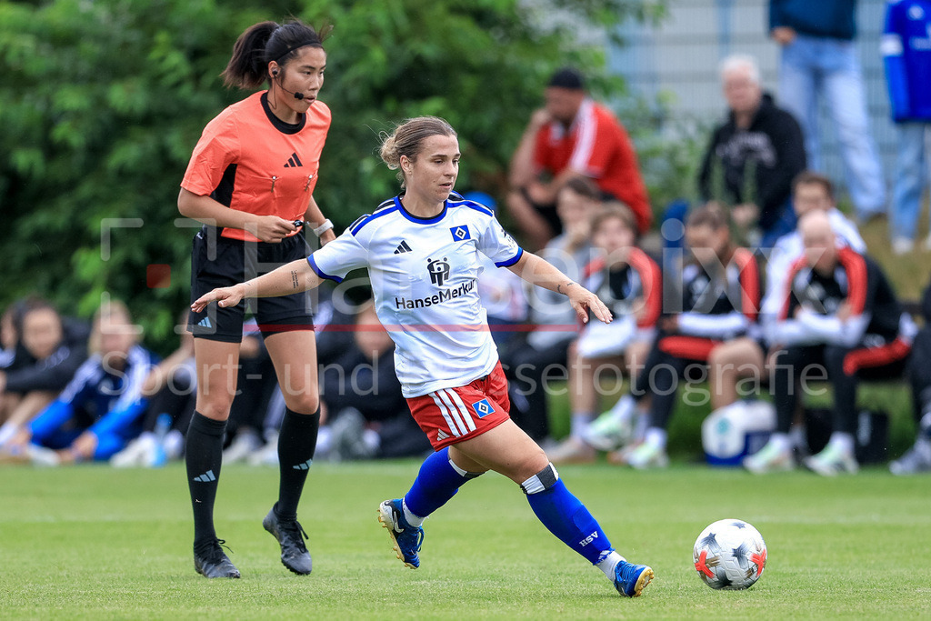 Fussball, Testspiel Frauen, Hamburger SV - Odense BK | Leila Peneau (Hamburger SV, ) am Ball, Einzelbild, Ganzkörper, Aktion, Action, Spielszene