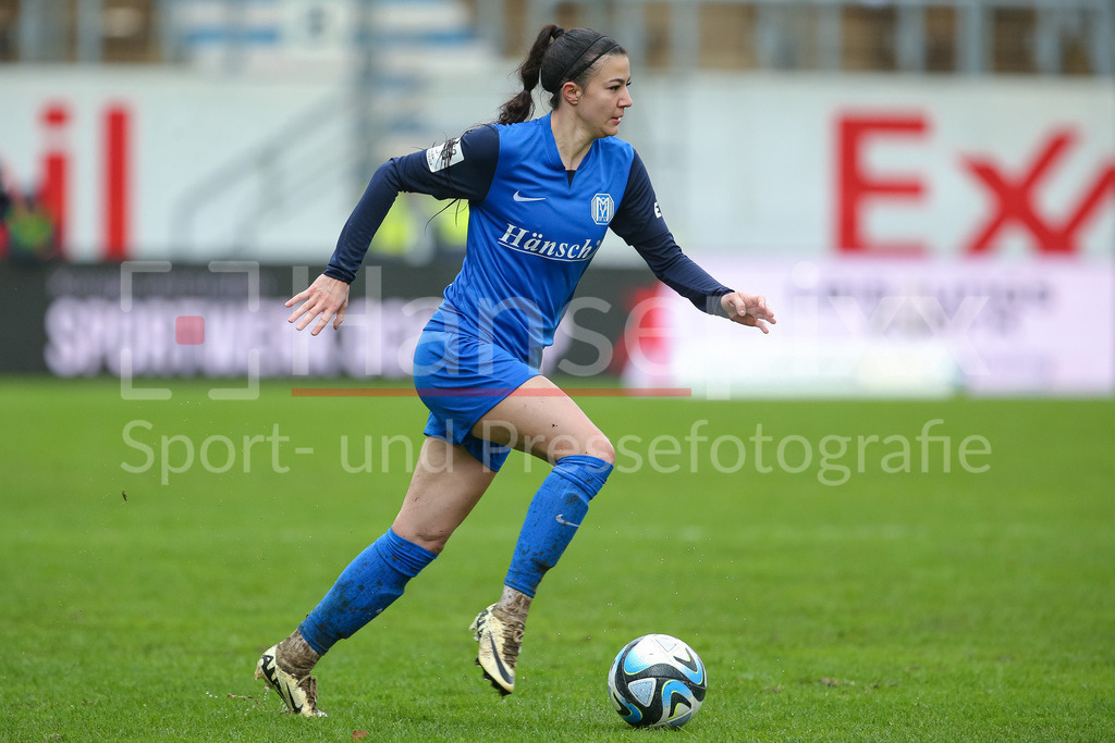 Fussball, 2. Frauen-Bundesliga, SV Meppen - Hamburger SV | v.li.: Vildan Kardesler (SV Meppen, 27) am Ball, Freisteller, Einzelbild, Ganzkörper, Aktion, Action, Spielszene, DIE DFB-RICHTLINIEN UNTERSAGEN JEGLICHE NUTZUNG VON FOTOS ALS SEQUENZBILDER UND/ODER VIDEOÄHNLICHE FOTOSTRECKEN. DFB REGULATIONS PROHIBIT ANY USE OF PHOTOGRAPHS AS IMAGE SEQUENCES AND/OR QUASI-VIDEO.