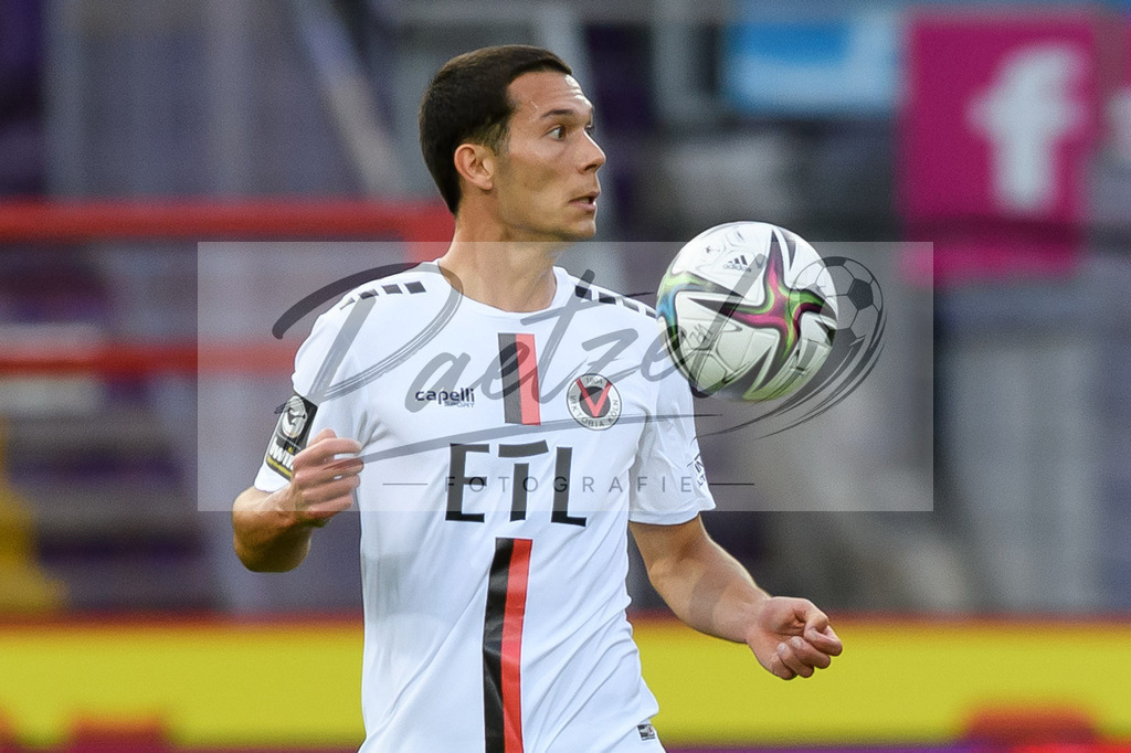 OSNVKO2021090620210906_129 | Fussball, Herren: Jeremias Lorch (FC Viktoria Koeln) in Aktion, am Ball, Einzelaktion beim Spiel der 3. Liga zwischen VfL Osnabrueck und FC Viktoria Koeln im Stadion an der Bremer Bruecke am 06.09.2021 in Osnabrueck, Deutschland.DFB / DFL REGULATIONS PROHIBIT ANY USE OF PHOTOGRAPHS AS IMAGE SEQUENCES AND/OR QUASI-VIDEO. - Realisiert mit Pictrs.com