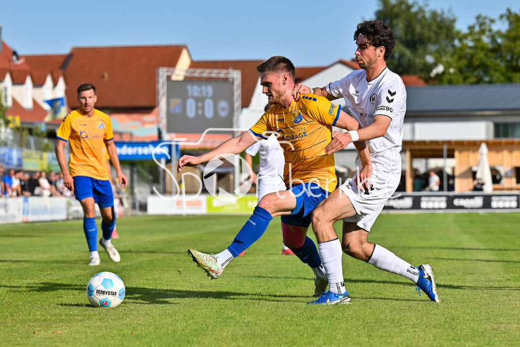 FC Pipinsried - SV Wacker Burghausen | Im Duell Mario GÖTZENDORFER (FCP #6) und Moritz BANGERTER (SV Wacker Burghausen 17) / Zweikampf / Landespokal Bayern: FC Pipinsried - SV Wacker Burghausen; Küchenstadel-Arena am 26.08.2025