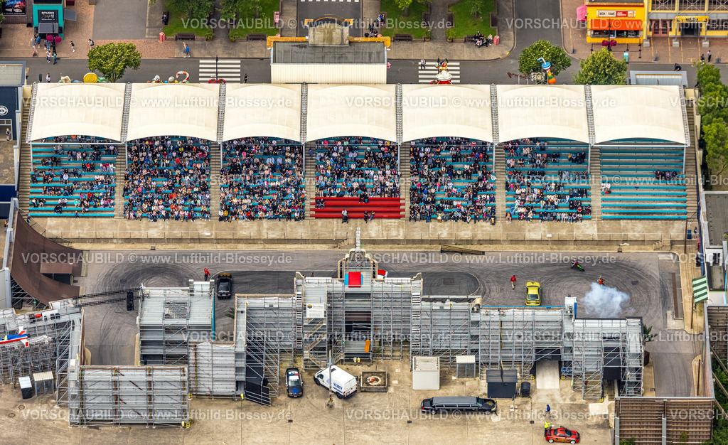 Bottrop240701778Kirchhellen | Luftbild, Movie Park Germany Themenpark, Freizeitpark zum Thema Film, Operation Red Carpet - The Stunt Show, mit Bühne und Zuschauer auf der Tribüne, Kirchhellen-Nord-Ost, Bottrop, Ruhrgebiet, Nordrhein-Westfalen, Deutschland