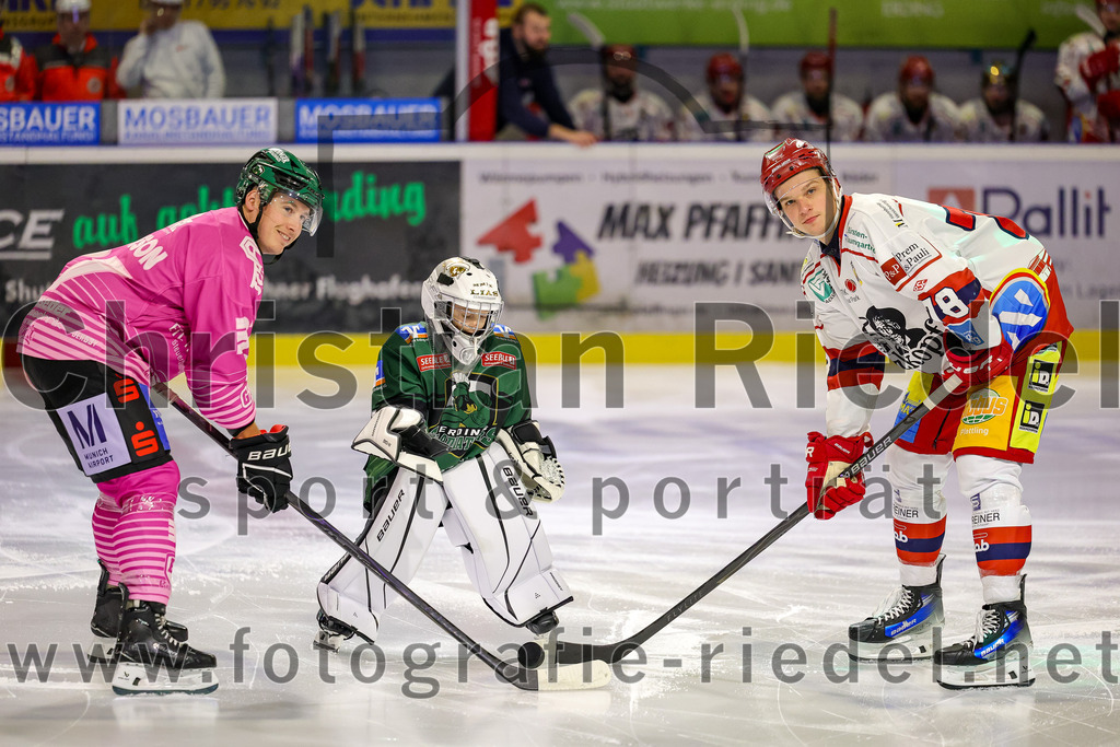 2025-10-24_028_TSV_Erding_gegen_Deggendorfer_SC | Erding, Deutschland, 24.10.2025:Eishockey, Oberliga Süd 2025 / 2026, 11. Spieltag, TSV Erding gegen Deggendorfer SC, Endergebnis: 2:4Thomas Matheson (Erding Gladiators, #37), Harrison Roy (Deggendorfer SC, #78)Foto: Christian Riedel / fotografie-riedel.net