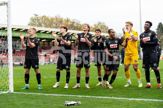 20241102_NSZ_6417 | Jubel bei den Gästen aus Köln nach dem Spiel vor der FankurveDEU, Düsseldorf, 02.11.2024 Fußball, Regionalliga West, Saison 2024/2025, 14. Spieltag, Fortuna Düsseldorf U23 - SC Fortuna Köln - Realisiert mit Pictrs.com