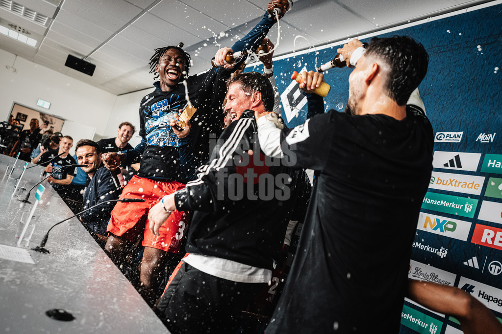Fußball | Männer | Saison 2024/2025 | 2. Fußball-Bundesliga | 33. Spieltag | Hamburger SV vs. SSV Ulm 1846 | 10.05.2025 | Trainer Merlin Polzin (HSV) bekommt während der Pressekonferenz eine Bierdusche von Joel Agyekum (#39, HSV) links und Ludovit Reis (#14, HSV) rechts