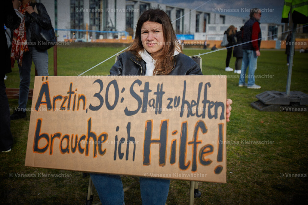 #NichtGenesen am Bundestag zum International LongCovid Awareness Day 2024 | Mit Fotos von arbeitsunfähigen Betroffenen fordert die Initiative #NichtGenesen anlässlich des International LongCovid Awareness Day am 15.03.2024 vor dem Reichstag mehr Geld für Forschung und soziale Absicherung. Bundesgesundheitsminister Karl Lauterbach und weitere MdBs sprechen mit den Demonstrant*innen. - Realisiert mit Pictrs.com