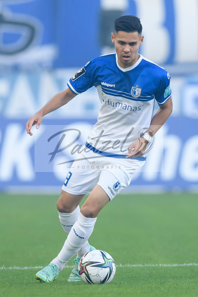 FCMFCK20210904_119 | Fussball, Herren: Raphael Obermair (1. FC Magdeburg) in Aktion, am Ball, Einzelaktion beim Spiel der 3. Liga zwischen 1. FC Magdeburg und 1. FC Kaiserslautern in der MDCC-Arena am 04.09.2021 in Magdeburg, Deutschland.DFB / DFL REGULATIONS PROHIBIT ANY USE OF PHOTOGRAPHS AS IMAGE SEQUENCES AND/OR QUASI-VIDEO. - Realisiert mit Pictrs.com