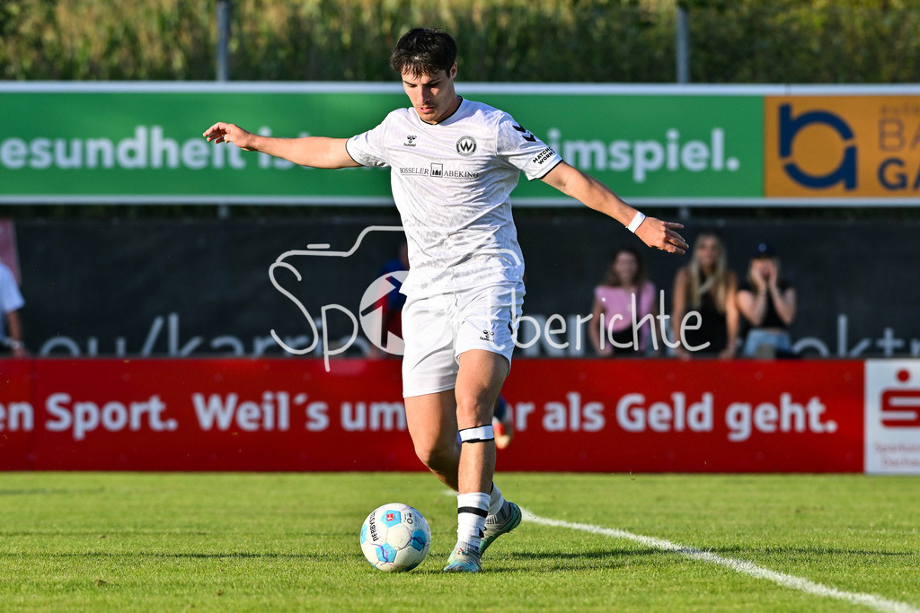 FC Pipinsried - SV Wacker Burghausen | am Ball Noah MÜLLER (SV Wacker Burghausen 25) / Einzelfoto / Freisteller / Landespokal Bayern: FC Pipinsried - SV Wacker Burghausen; Küchenstadel-Arena am 26.08.2025