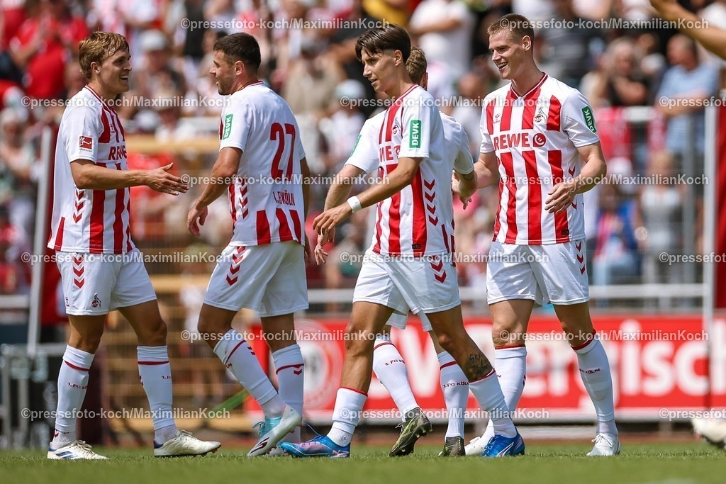 1FC12072501151 | 12.07.2025, Fußball, SV Bergisch Gladbach 09 - 1. FC Köln, Testspiel, BELKAW-Arena, Saison 2025 2026: Torjubel nach dem Tor zum 3:0 durch Torschütze Denis Huseinbasic (1.FC Koeln #08) zusammen mit Timo Hübers (1.FC Koeln #04) Imad Rondic (1.FC Koeln #27) Steffen Tigges (1.FC Koeln #21) DFB regulations prohibit any use of photographs as image sequences and or quasi-video.