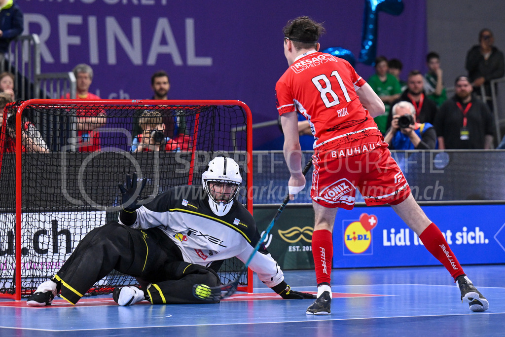 SV Wiler-Ersigen vs Floorball Köniz - 15. April 2023 | SV Wiler-Ersigen vs Floorball Köniz
Stimo Arena, Kloten
Yann Andrea Ruh (#81 Floorball Koeniz) verwandelt seinen Penalty gegen Yanick Flury (#1 SV Wiler-Ersigen).
Bild: Sportfotografie Markus Aeschimann | www.markus-aeschimann.ch - Realisiert mit Pictrs.com