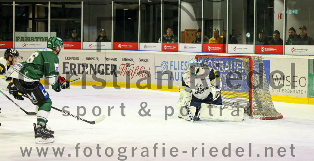 2023-11-17_128_TSV_Erding_gegen_EA_Schongau | Erding, Deutschland, 17.11.2023:
Eishockey, Bayernliga Vorrunde 2023 / 2024, 10. Spieltag, TSV Erding gegen EA Schongau, Endergebnis: 12:4

Michael Trox (Erding Gladiators, #86), Torwart Xaver Nagel (EA Schongau, #80)

Foto: Christian Riedel / fotografie-riedel.net