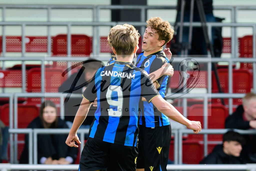 YLLEBR20210928_067 | Fussball, A-Junioren: Cisse Sandra (Club Brugge KV) Torjubel, jubelt mit seiner Mannschaft nach dem Treffer zum 1:2 beim Spiel der UEFA Youth League zwischen RB Leipzig und FC Bruegge im Stadion am Cottaweg am 28.09.2021 in Leipzig, Deutschland. - Realisiert mit Pictrs.com