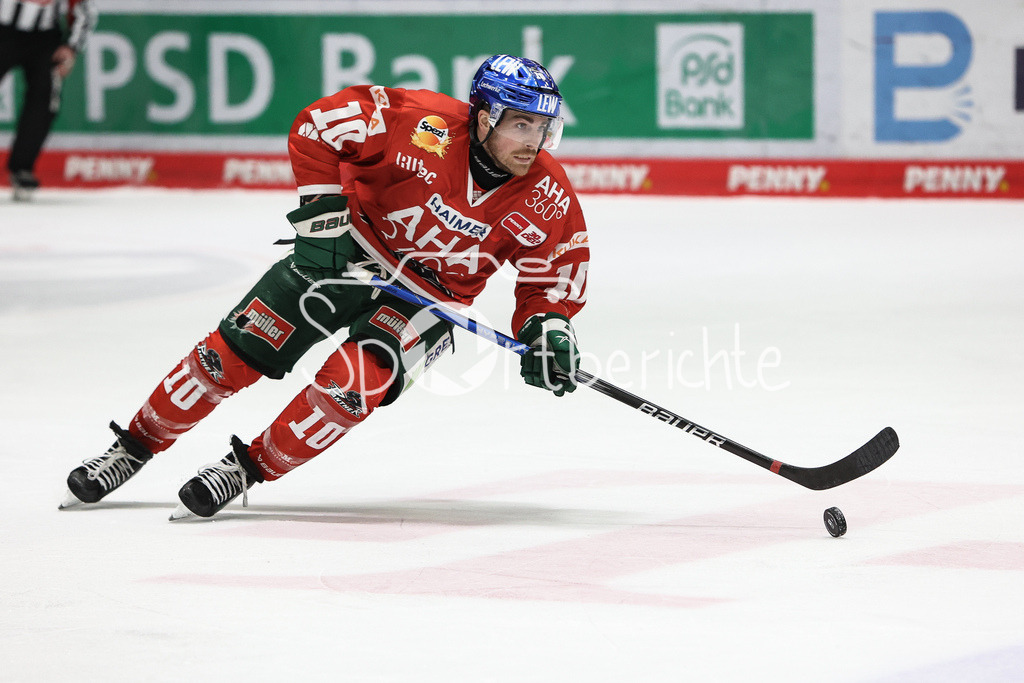 Augsburger Panther - Adler Mannheim | Chirs COLLINS (AEV #10) am Puck / Freisteller / Einzelfoto