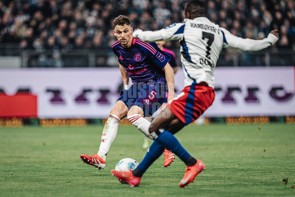 Fußball | Männer | Saison 2024/2025 | 2. Fußball-Bundesliga | 25. Spieltag | Hamburger SV vs. Fortuna Düsseldorf | 08.03.2025 | Moritz Heyer (#5, Fortuna Düsseldorf) mit Augen auf dem Ball an Jean-Luc Dompe (#7, HSV) Fuss
