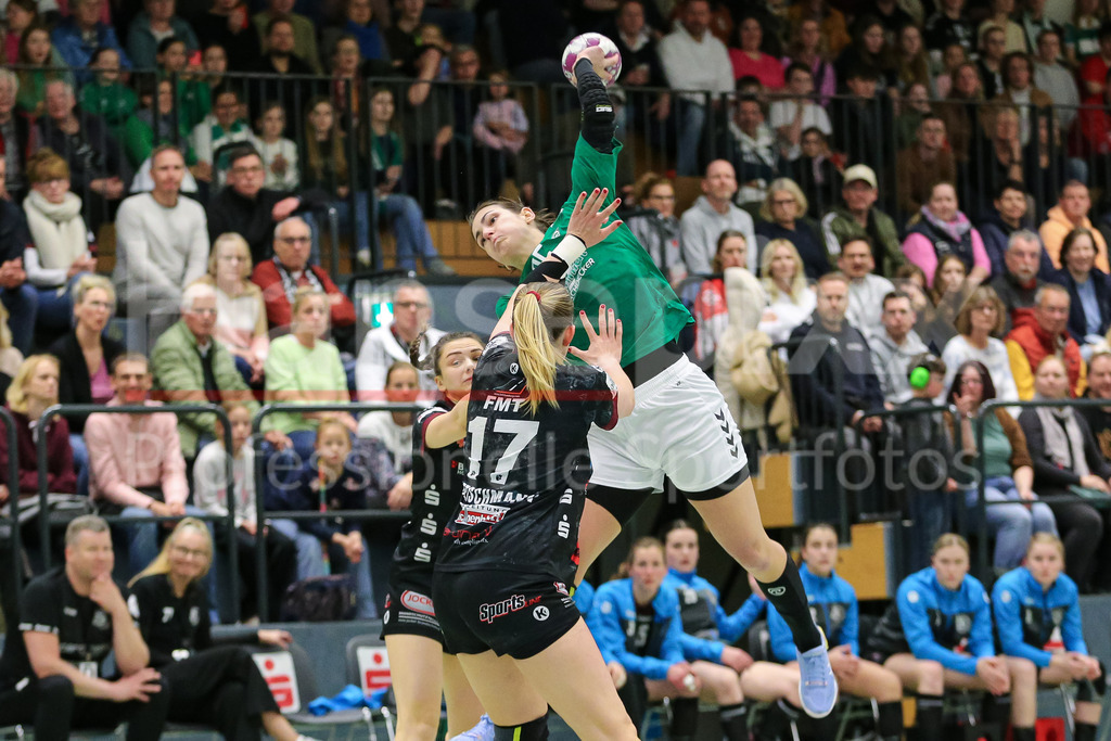 Handball, 2. Bundesliga Frauen, HL Buchholz 08-Rosengarten - SV Werder Bremen | v.li.: Levke Kretschmann (HL Buchholz 08-Rosengarten, 17) und Anna Lena Bergmann (SV Werder Bremen, 25) beim Wurf, am Ball, Spielszene, Aktion, Action
