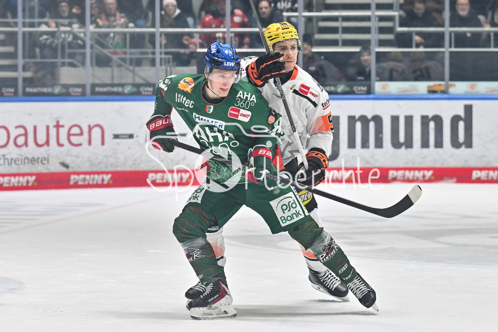 Augsburger Panther - Löwen Frankfurt | AUGSBURG, GERMANY - 16. JANUARY: im Duell Sebastian ZWICKL (Augsburger Panther 83) und Ryan McKIERNAN (Löwen Frankfurt 58) während dem Match zwischen den Augsburger Panthern und den Löwen Frankfurt am 40. Spieltag der penny DEL im Curt Frenzel Stadion