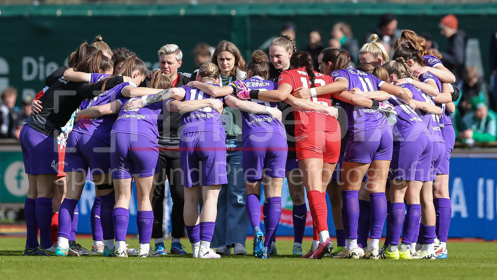 Fussball, Google Pixel Frauen-Bundesliga, SV Werder Bremen - SGS Essen | v.li.: Spielerinnen der SGS Essen schwören sich mit einem Mannschaftskreis ein, Teamkreis, Ansprache, Motivation, DIE DFB-RICHTLINIEN UNTERSAGEN JEGLICHE NUTZUNG VON FOTOS ALS SEQUENZBILDER UND/ODER VIDEOÄHNLICHE FOTOSTRECKEN. DFB REGULATIONS PROHIBIT ANY USE OF PHOTOGRAPHS AS IMAGE SEQUENCES AND/OR QUASI-VIDEO.