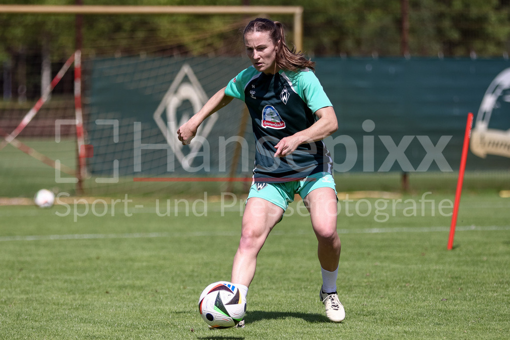 Fussball, Google Pixel Frauen-Bundesliga, Training SV Werder Bremen | Michaela Brandenburg (SV Werder Bremen, 14) bei einer Trainingsübung