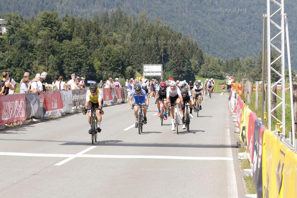1008_20230817_Bewerb_Maenner_Muehlanger | AUT - OESTERREICH, 2023-08-16: SPORT RENNRAD-FAHREN - 55. INTERNATIONALER RADWELTPOKAL IN ST. JOHANN IN TIROL  - Vintage-Radrennen mit WM-Bronze-Medaillen-Siegerin Christina Schweinberger, den Teilnehmer und Alexander Baumann (vom Orginastions-Team) - TAG 2 BEWERB MAENNER IN SECHS GRUPPEN  ; Foto: Roland Muehlanger