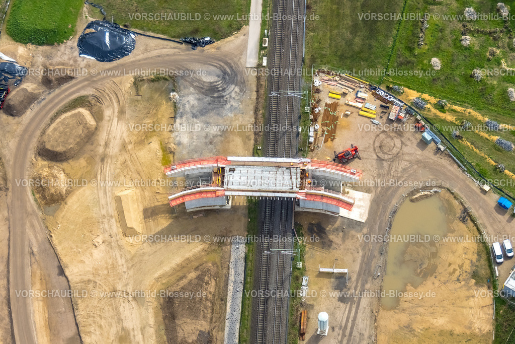 Rees230300827Betuwe-2 | Luftbild, Ausbau der Betuwe Linie zwischen Ruhrgebiet und den Niederlanden im Bereich Rees Haldern zur dreigleisigen Bahnstrecke, , alle beschrankten Bahnübergänge werden entfallen oder durch Über- oder Unterführungen ersetzt werden. Vor allem ist die Ausbaumaßnahme für die Bahn mit der Verpflichtung verbunden, nunmehr Lärmschutz für die betroffenen Menschen zu gewähren. Stockum, Rees-Haldern, Niederrhein, Ruhrgebiet, Nordrhein-Westfalen, Deutschland