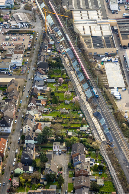 Dinslaken240308896 | Luftbild, Wohngebiet Häuser mit Gärten am Bahndamm entlang der Hedwigstraße, Gartendreieck, Baustelle für Schallschutzwände, Ausbau der Betuweroute und Betuwe-Linie Eisenbahnstrecke, Güterzug, Bruch, Dinslaken, Nordrhein-Westfalen, Deutschland
