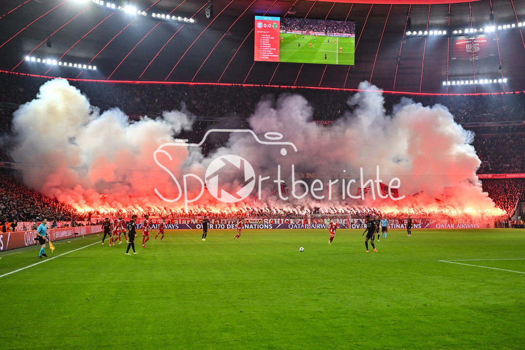 FC Bayern München - Sporting Lissabon | MUNICH, GERMANY - 09. DECEMBER: die Fans der Bayern zünden zu Beginn der zweiten Hälfte Pyrotechnik / Pyro / Ultras während dem Match zwischen dem FC Bayern München und Sporting Lissabon am 6. Spieltag der UEFA Champions League Ligaphase in der Allianz Arena