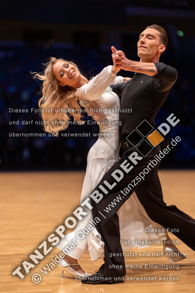 20221112-08789 | Hier finden Sie Tanz Bilder vom Latein und Standard Formationen tanzen. Sportbilder vom Tanzsport. Schöne Fotos und von Weltmeisterschaft, Europameisterschaft, Bundesliga, Regionalliga, Oberliga und Landesliga sowie von GOC Stuttgart, DanceComp, WM Bremen