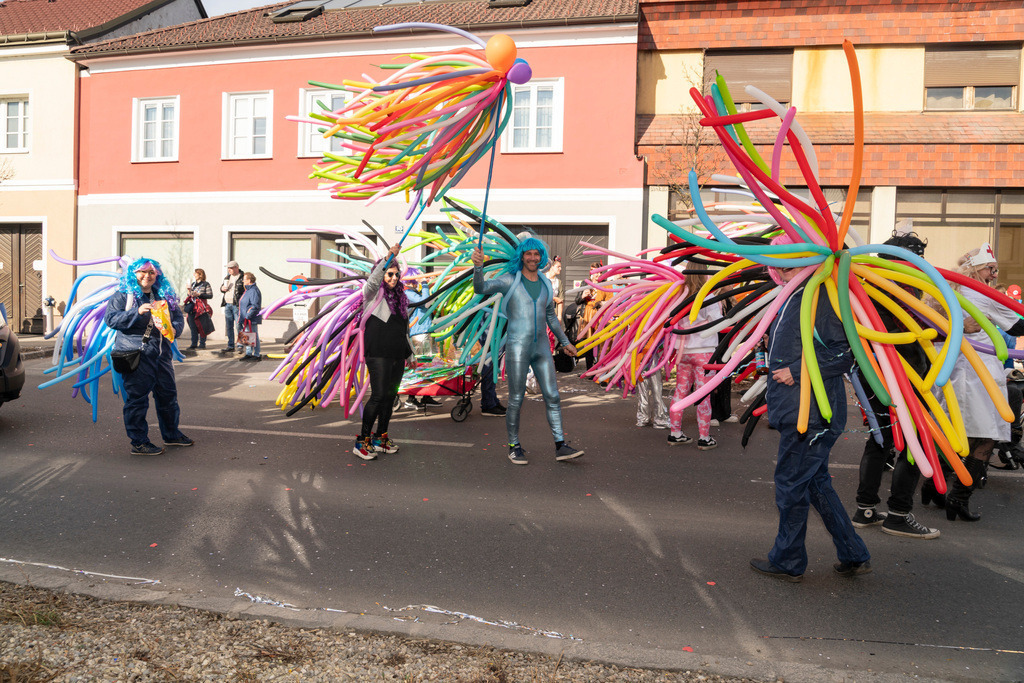 Umzug2025-124_9074 | Fotostrecke: FASCHINGSUMZUG 2025 in Loosdorf. 22 Masken(gruppen)-Teilnehmer: Loosdorfer Vereine, Wirtschaftstreibende, Gemeindeabordnungen sowie Kreditinstitute. rund 700 Besucher entlang der Hauptstrasse. Veranstaltungs-Sicherung durch Mannschaft der FF-Loosdorf mit schwerem Gerät. Maskenprämierung am EKZ-Platz durch Bgm. Thomas Vasku in den Kategorien: Bester Festwagen (Fa. gkonzept-Groissenberger; Beste Personengruppe-ASK-Loosdorf; Beste Einzelperson; Weiteste Anreise-FF Schollach;