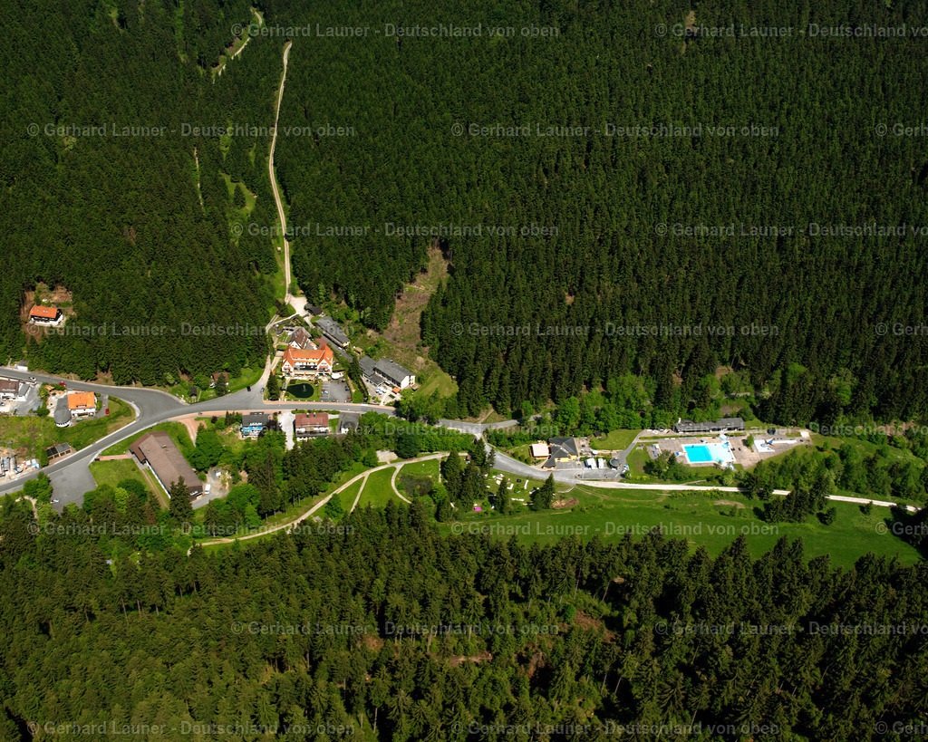 2638607 | WILDEMANN 09.06.2006 Wald- Gebiete und Forstflächen umsäumen das Siedlungsgebiet des Dorfes in Wildemann im Bundesland Niedersachsen, Deutschland // Village - view on the edge of forested areas in Wildemann in the state Lower Saxony, Germany Foto: Gerhard Launer