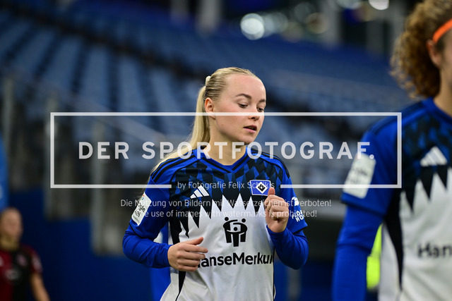 Fußball I Frauen I Saison 2025-2026 I Bundesliga I 10. Spieltag I Hamburger SV - 1. FC Nürnberg I 46232 | Portrait, Porträt, Portraitaufnahme, Personenfoto, Einzelbild, Einzelfoto, Halbportrait:  Mia Büchele (17, Hamburger SV) - Realisiert mit Pictrs.com