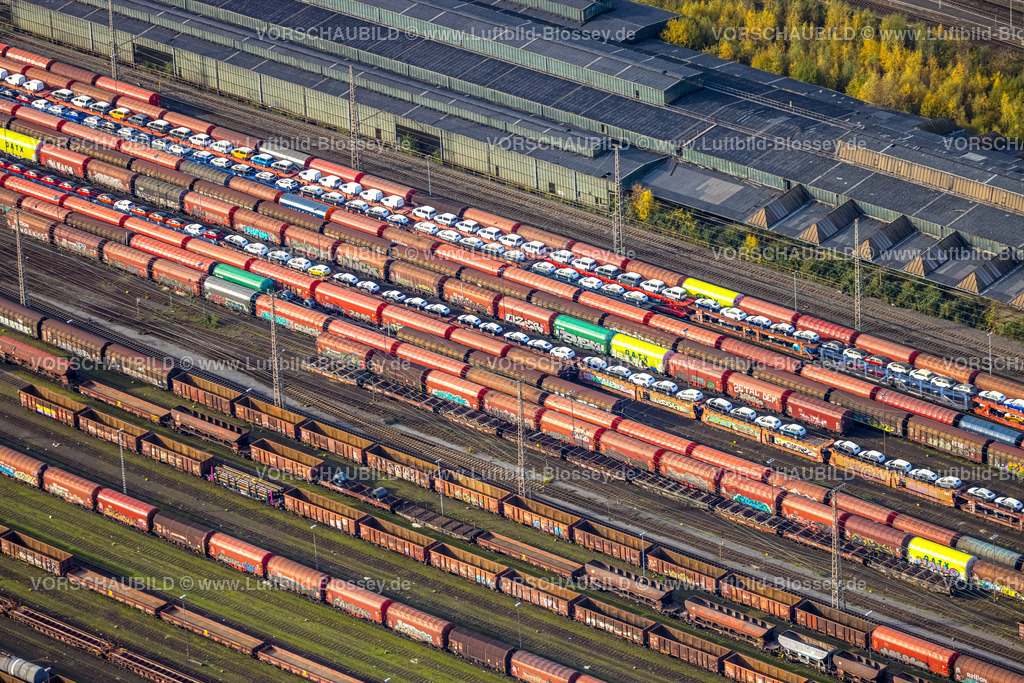 Herne221101518westlich | Luftbild, Güterwaggons beladen mit PKWs, am Hbf Herne Wanne-Eickel, Formen und Farben, Wanne, Herne, Ruhrgebiet, Nordrhein-Westfalen, Deutschland