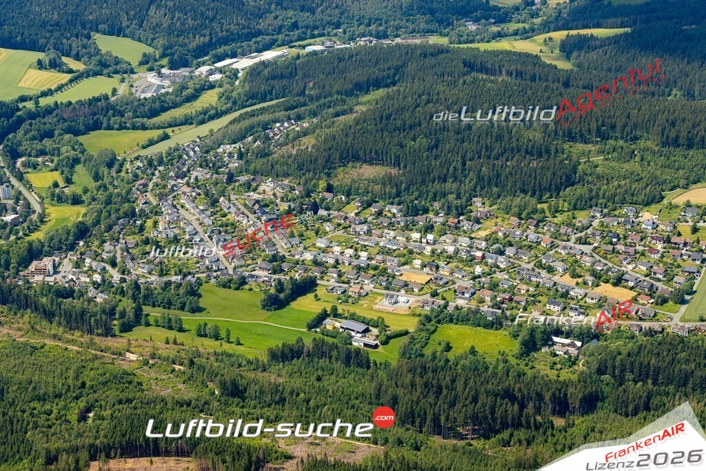 Das Luftbild zeigt : Froschgrün Naila - Die Luftaufnahme wurde 2024 vom UL-Flugzeug aus erstellt ( keine Drohne ) - Hochauflösende Luftaufnahme - Für grossformatige Ausdrucke geeignet. Die Geschenkidee !Mit Lizenz und Bildrechte bestellbar