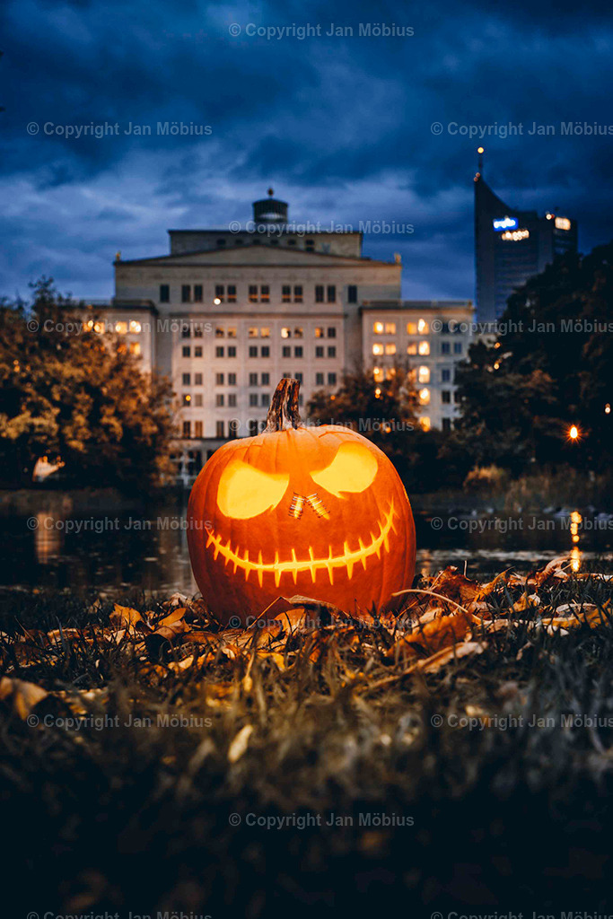 Halloween | Halloween in Leipzig bietet Gruselspaß für Groß &amp; Klein – mit Partys, Kürbissen, Kostümen, Gruseltouren und schaurig-schönen Events in der ganzen Stadt. - Realisiert mit Pictrs.com