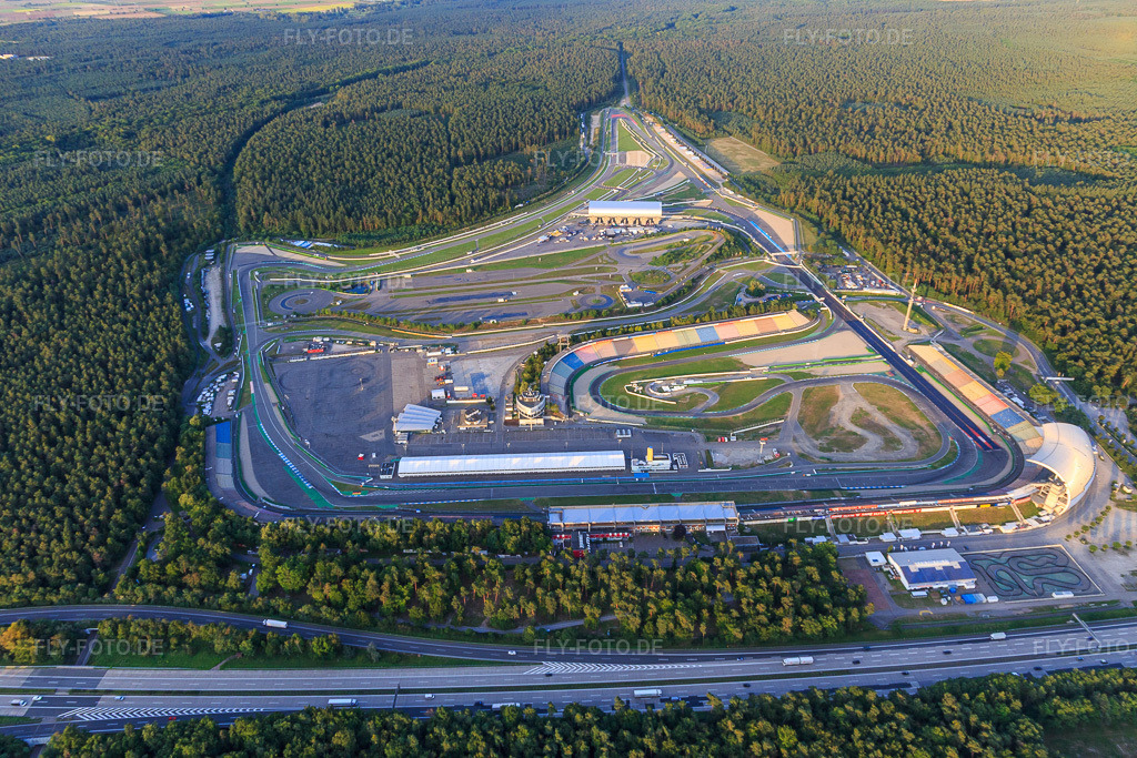 Luftbild: Übersicht von Westen jenseits der A6 des Hockenheimring Baden-Württemberg in Hockenheim im Bundesland Baden-Württemberg in Deutschland. Foto: IMG_102559.jpg vom 24.08.2017 durch Werner Riehm/FLY-FOTO.dehockenheimring.de