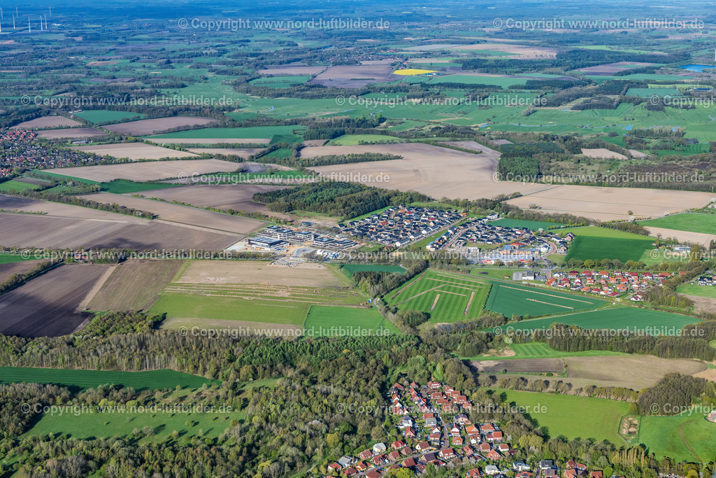 Stade_Riensförde_Erdarbeiten_ELS_4562010523 | STADE 01.05.2023 Baustelle zum Neubau einer Einfamilienhaus- Siedlung " Heidesiedlung " im Ortsteil Riensförde in Stade im Bundesland Niedersachsen, Deutschland. Weiterführende Informationen bei: Claudia Blaurock  Landschaftsarchitektur,  GOLDBECK GmbH,  PD - Berater der öffentlichen Hand GmbH,  gmp International GmbH. // Construction site of residential area of single-family settlement " Heidesiedlung " in the district Riensfoerde in Stade in the state Lower Saxony, Germany. Further information at: Claudia Blaurock  Landschaftsarchitektur,  GOLDBECK GmbH,  PD - Berater der oeffentlichen Hand GmbH,  gmp International GmbH. Foto: Martin Elsen