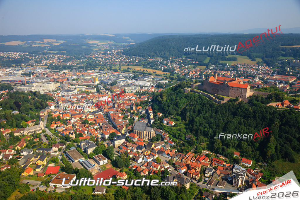 Die Luftaufnahme der Stadt Kulmbach wurde vom UL-Flugzeug heraus erstellt ( keine Drohne )- hohe Auflösung für beste Qualität
