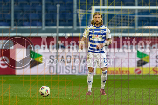 07.04.2026, GER, Fussball, Herren, 3. Liga, Saison 2025/2026, MSV Duisburg - VfL Osnabrück | Joshua Bitter (MSV Duisburg) in Aktion am Ball, Einzelaktion 