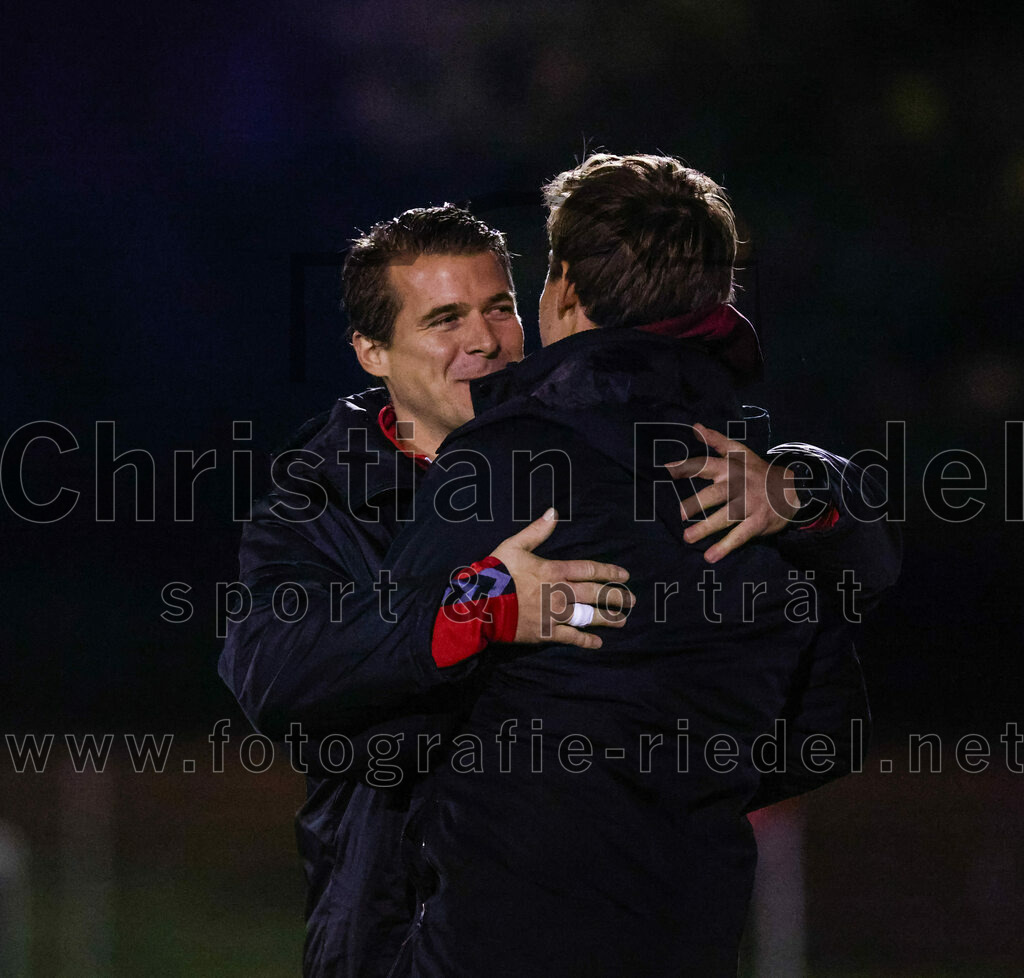 2023-10-27_021_VfB_Hallbergmoos_gegen_FC_Schwaig | Hallbergmoos, Deutschland, 27.10.2023:
Fußball, Landesliga Südost 2023 / 2024, 18. Spieltag, VfB Hallbergmoos gegen FC Schwaig, Endergebnis: 2:3

Trainer Benjamin Held (FC Schwaig), Trainer Anselm Küchle (VfB Hallbergmoos)

Foto: Christian Riedel / fotografie-riedel.net