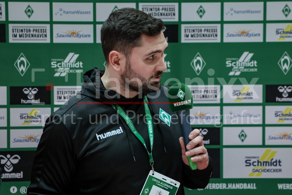Handball, 2. Bundesliga Frauen, SV Werder Bremen - HL Buchholz 08-Rosengarten | v.li.: Florian Diettrich (Hallensprecher, Moderator, SV Werder Bremen) während der Pressekonferenz nach dem Spiel, Portrait, Nahaufnahme, Einzelfoto, Einzelbild