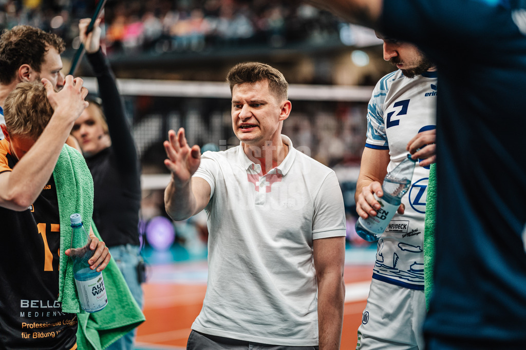 Volleyball | Herren | Saison 2024/2025 | 1. Volleyball Bundesliga Männer | Halbfinale | SVG Lüneburg vs. VfB Friedrichshafen | 05.04.2025 | Trainer Adam Swaczyna (VfB Friedrichshafen) gibt Anweisungen
