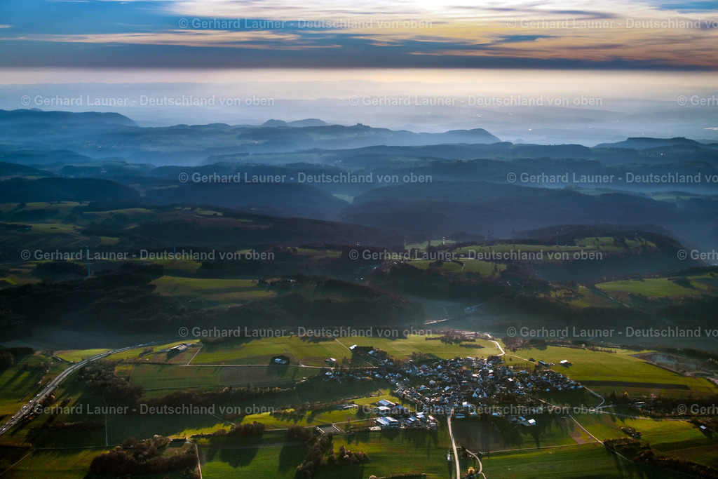 4024714 | Hohenstadt, Schwäbische Alb 15.04.2020 Siedlungsgebiet und Infrastruktur in Abenddämmerung Hohenstadt im Bundesland Baden-Württemberg, Deutschland. // The district in Abenddaemmerung in the district Heide in Oberkochen in the state Baden-Wuerttemberg, Germany. Foto: Gerhard Launer