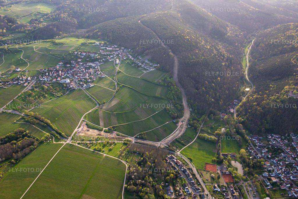 Luftbild: Schneise durch den Pfälzerwald zur Neuerrichtung des Teilstücks der Trans-Europa-Naturgas-Pipeline (TENP-III von den Niederlanden in die Schweiz) auf 51 km Länge zwischen Mittelbrunn und Klingenmünster im Ortsteil Gleiszellen in Gleiszellen-Gleishorbach im Bundesland Rheinland-Pfalz in Deutschland. Foto: IMG_140114.jpg vom 11.04.2024 durch Werner Riehm/FLY-FOTO.de