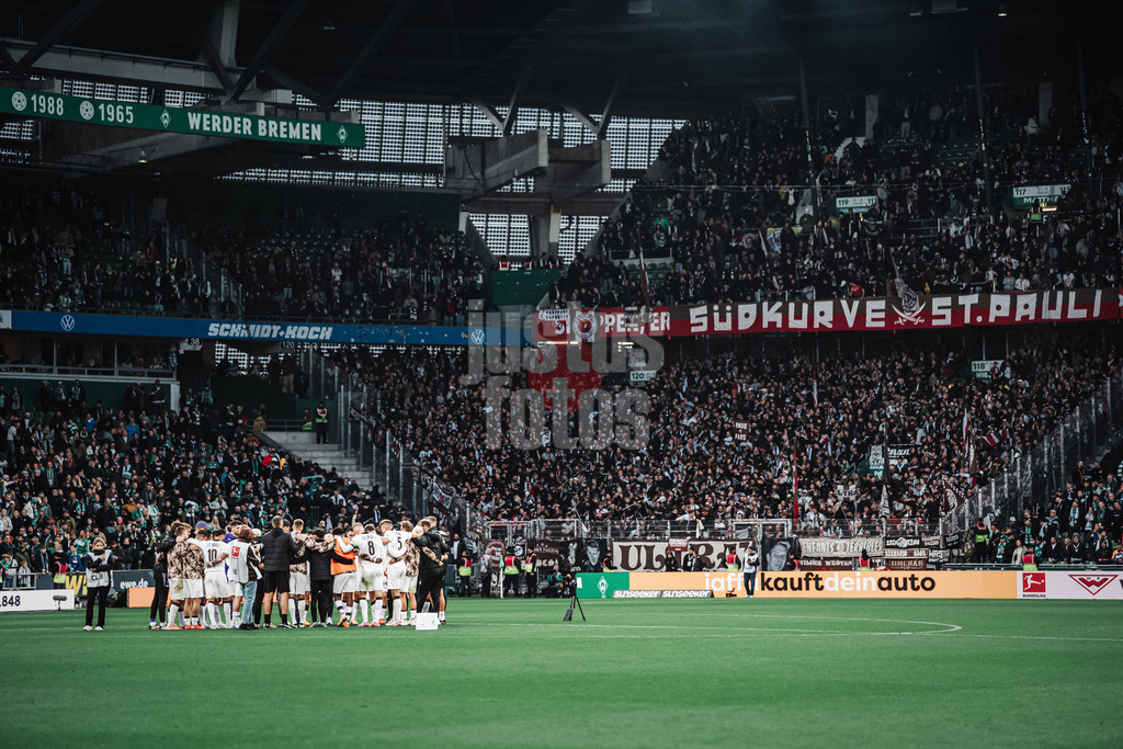 Fußball | Männer | Saison 2025/2026 | 1. Fußball-Bundesliga | 6. Spieltag | SV Werder Bremen vs. FC St. Pauli | 04.10.2025 | FC St. Pauli im Kreis zur Besprechung nach dem Spiel