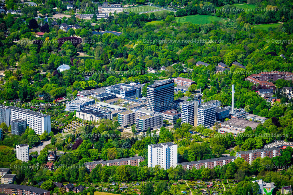 Hamburg_Lokstedt_NDR_ELS_3165010525 | HAMBURG 01.05.2025 Gebäudekomplex mit Satellitenspiegeln am Funkhauses des Senders " NDR Norddeutscher Rundfunk " in Hamburg, Deutschland. Weiterführende Informationen bei: NDR Norddeutscher Rundfunk. // Complex of buildings with satellite dishes on the transmitter broadcasting center " NDR Norddeutscher Rundfunk " in Hamburg, Germany. Further information at: NDR Norddeutscher Rundfunk. Foto: Martin Elsen