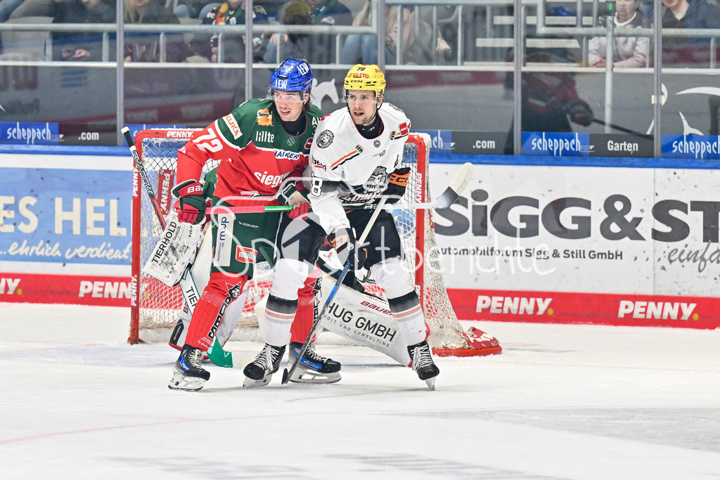 Augsburger Panther - Löwen Frankfurt | im Duell Riley McCOURT (Augsburger Panther #72) und Dominik BOKK (Löwen Frankfurt #78) / Zweikampf / DEL: Augsburger Panther - Löwen Frankfurt, Curt Frenzel Stadiom am 11.10.2024