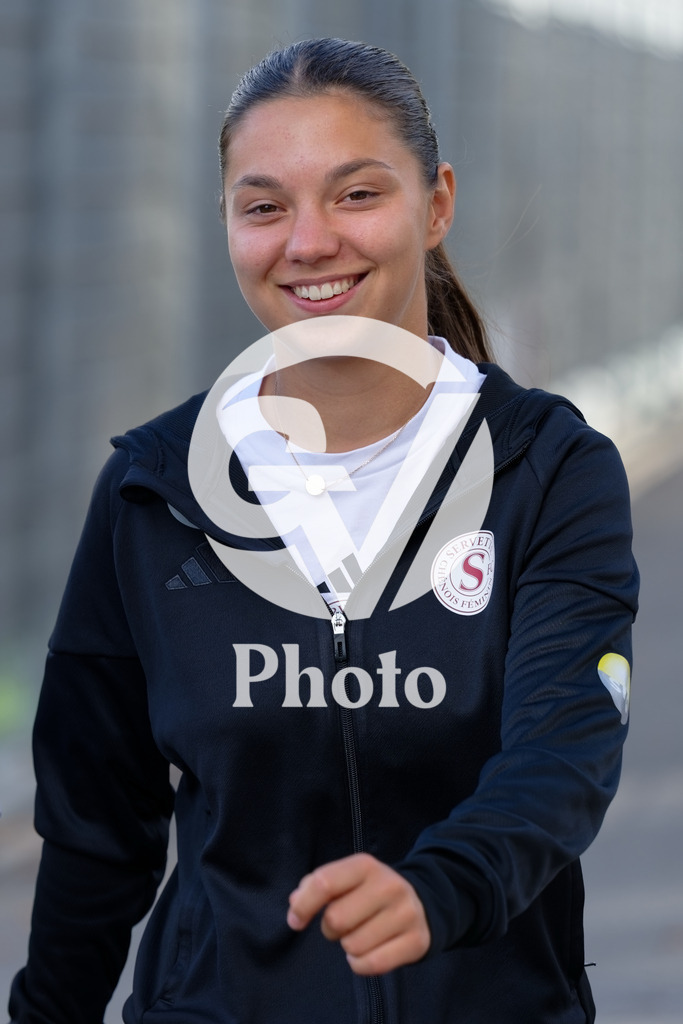 DZ8_6582_c | Switzerland: AXA Womens Super League 2025/26, Servette FC Chenois Feminin vs FC Aarau Frauen - Stade des Trois-Chene, Chene-Bourge: Players of Servette FC Chenois Feminin arrive at the stadium