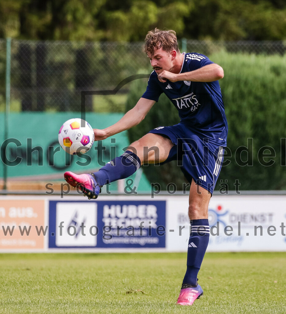 2023-08-26_080_FC_Langengeisling_gegen_TuS_Raubling | Erding, Deutschland, 26.08.2023:
Fußball, Bezirksliga Oberbayern Ost 2023 / 2024, 6. Spieltag, FC Langengeisling gegen TuS Raubling, Endergebnis: 2:0

Quirin Wolfrum (TuS Raubling, #24)

Foto: Christian Riedel / fotografie-riedel.net