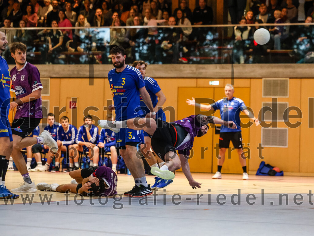 2024-10-13_037_SpVgg_Altenerding_gegen_SSG_Metten | Erding, Deutschland, 13.10.2024:Handball, Bezirksoberliga Männer 2024 / 2025, 4. Spieltag, SpVgg Altenerding gegen SSG Metten, Endergebnis: 40:22Luis Leitner (SpVgg Altenerding, #26), Jan Matousik (SSG Metten, #3), Sebastian Forster (SpVgg Altenerding, #13)Foto: Christian Riedel / fotografie-riedel.net