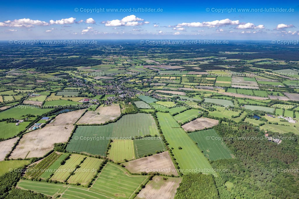 Schmalfeld_ELS_8061030622 | SCHMALFELD 03.06.2022 Strukturen auf landwirtschaftlichen Feldern in Schmalfeld im Bundesland Schleswig-Holstein, Deutschland. // Structures on agricultural fields in Schmalfeld in the state Schleswig-Holstein, Germany. Foto: Martin Elsen