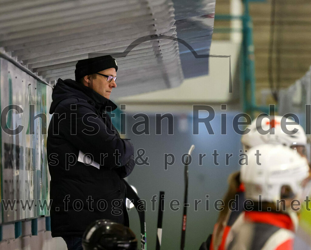 2022-11-26_021_TSV_Erding_gegen_ESC_Geretsried | Erding, Deutschland, 26.11.2022:
Eishockey, Bayernliga U20 2022 / 2023, xx. Spieltag, TSV Erding gegen ESC Geretsried, Endergebnis: 5:3

Trainer Robert Steinmann (Erding Gladiators)

Foto: Christian Riedel / fotografie-riedel.net