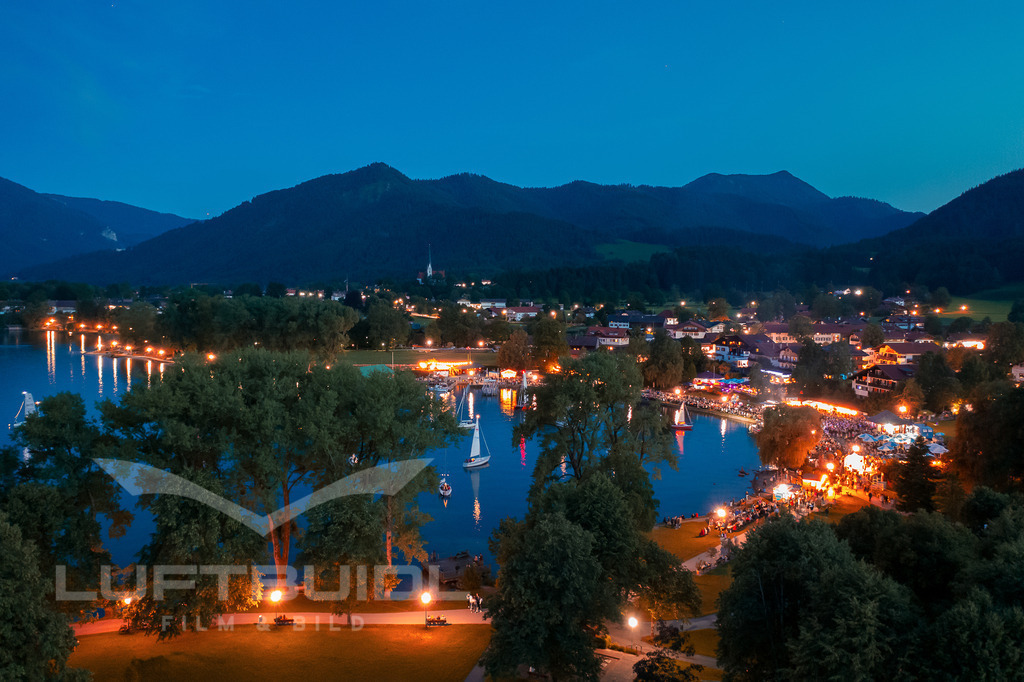 Seefest Bad Wiessee zur blauen Stunde II; S21 | LuftBuidl Tegernsee - Realisiert mit Pictrs.com